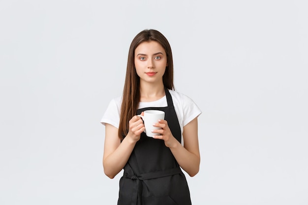 Фото Портрет молодой женщины, пьющей чашку кофе на белом фоне