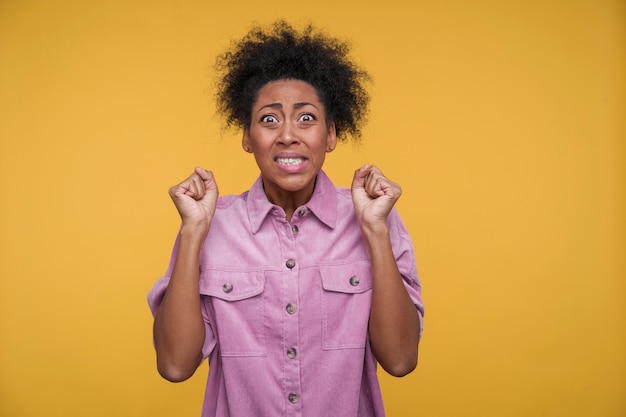 写真 怖がって見える若い女性の肖像画