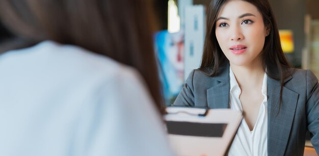 写真 若い女性の肖像画