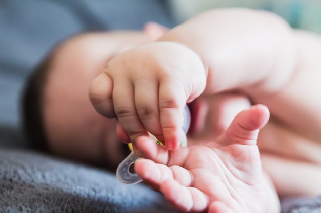 写真 横になっているかわいい赤ちゃんの肖像画