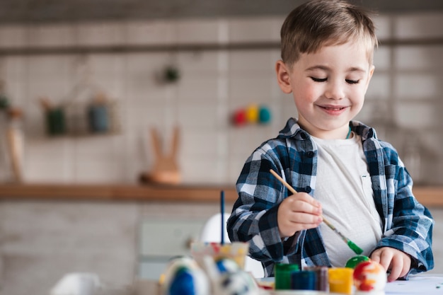 写真 イースターのための愛らしい小さな男の子絵画卵の肖像画