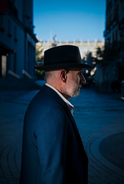사진 스페인 마드리드 거리에서 슈트와 모자를 입은 성인 남자의 초상화