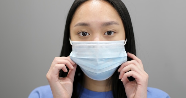 사진 의료용 마스크를 쓴 아시아 여성의 초상화. 감염병 유행. 코로나 바이러스. 코로나 19.