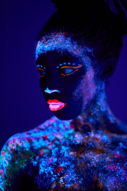 Фото Портрет привлекательной молодой женской модели в ярком боди-арте черного света
