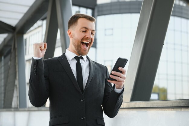 写真 都会の設定でハンサムなビジネスマンの肖像画