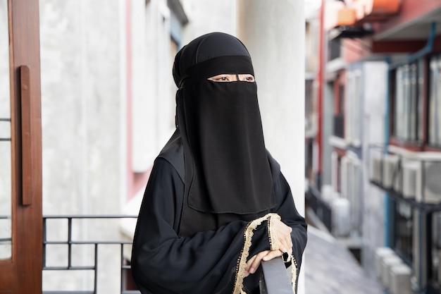 写真 イスラム文化における社会的距離のniqabベール伝統的なイスラムのフェイスマスクの概念で彼女の顔を覆うアラビアの女性の肖像画