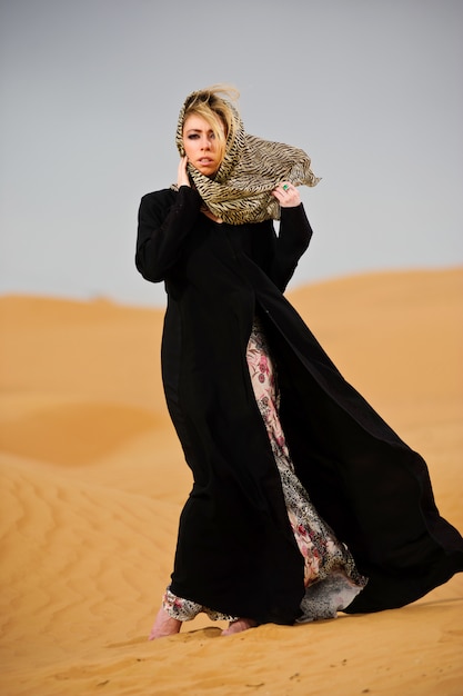 Фото Портрет арабски одетая женщина в желтой пустыне