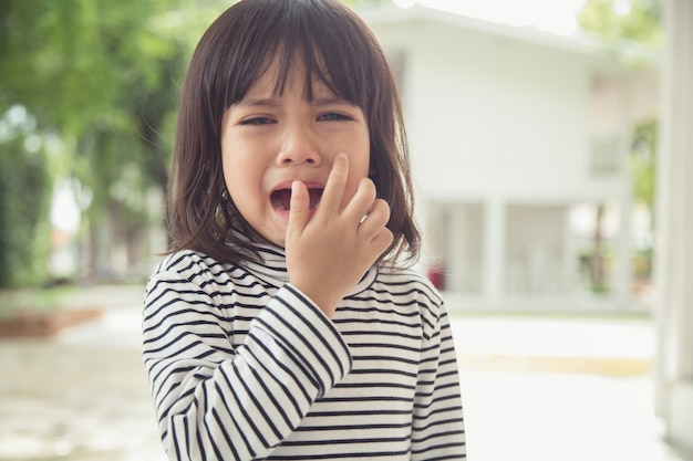 写真 感情を泣きながら涙を流しながら泣いているアジアの少女の肖像画、痛みで傷ついたフィット感は頬を落とします。若い泣いているパニックドラマアジアの幼児。