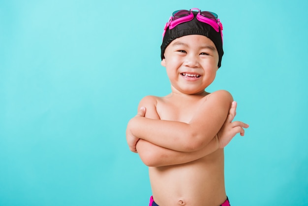 아시아 작은 아이 소년 착용 고글과 수영복 서 팔의 초상화