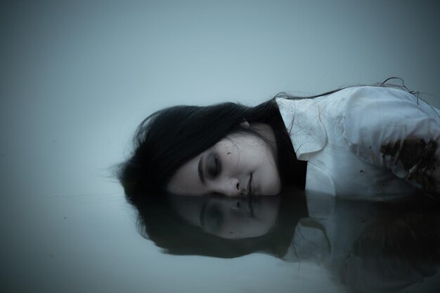 Фото Портрет азиатки с макияжем лица призрака на плаванииужасная сценастрашный фон