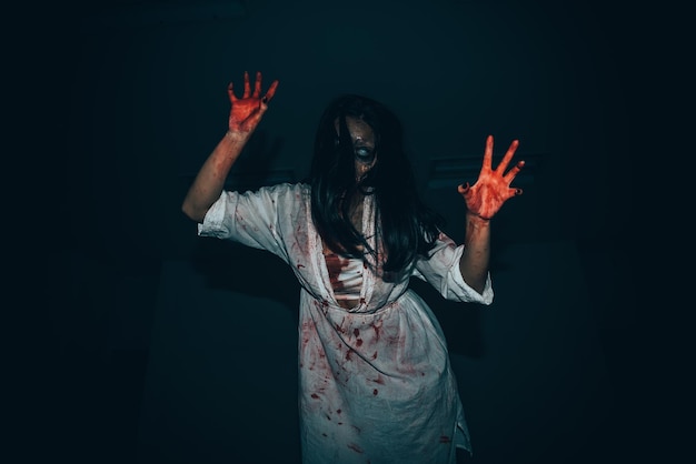 Фото Портрет азиатской женщины с макияжем лица призрака с кровьюсцена ужасовстрашный фонплакат на хэллоуинтаиландцы