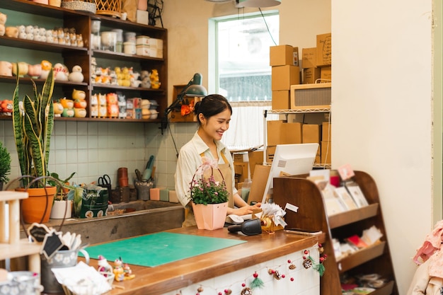 写真 植物店で働くアジア人女性の肖像画