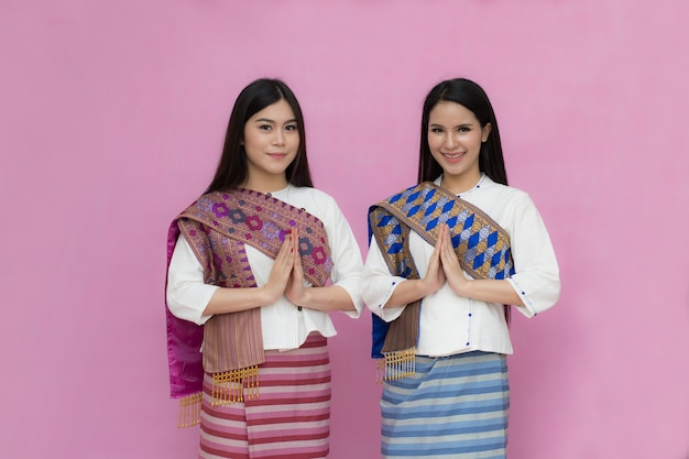 Фото Портрет азиатских девушек в традиционном тайском платье, молящихся