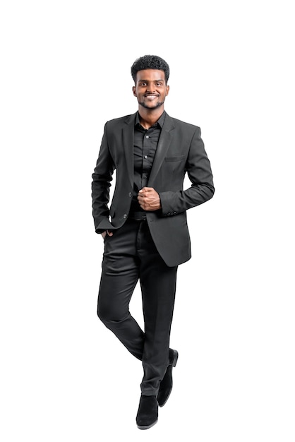 Фото Портрет привлекательного афроамериканского бизнесмена в черном костюме в умном взгляде на белом фоне
