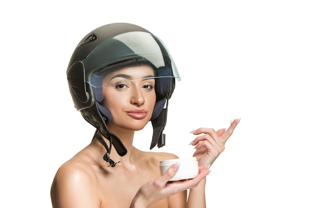 Фото Портрет привлекательной женщины в мотоциклетном шлеме