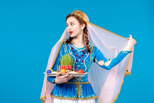 Фото Портрет азербайджанской женщины в традиционной одежде с xonça