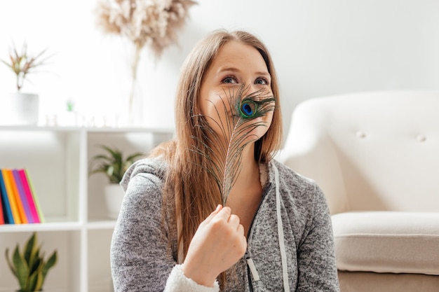 사진 집에 있는 아름다운 여자의 초상화