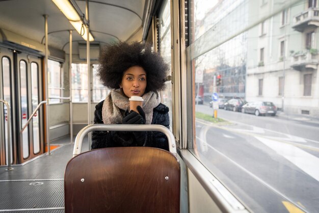 写真 列車に乗っている美しい女性の肖像画