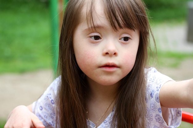 写真 公園の美しい若い女の子の肖像画