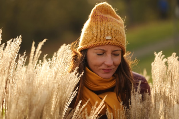 Фото Портрет красивой молодой женщины в шляпе на поле