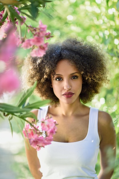 写真 植物のそばに立っている美しい若い女性の肖像画