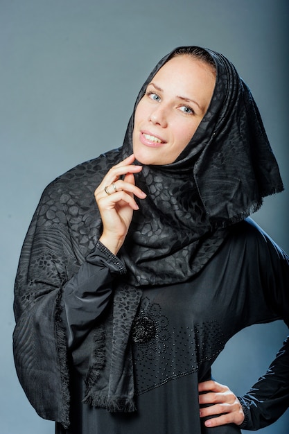 Фото Портрет красивой молодой женщины с одеждой ближнего востока