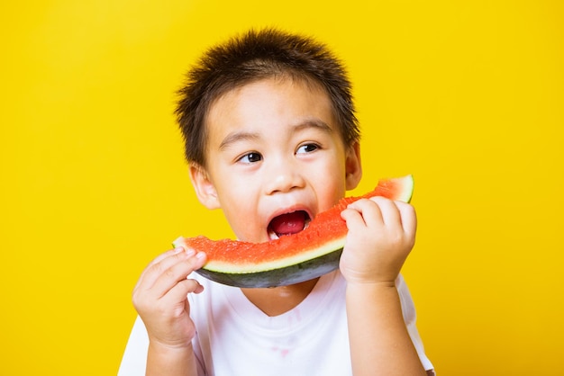 写真 リンゴを食べている男の子の肖像画