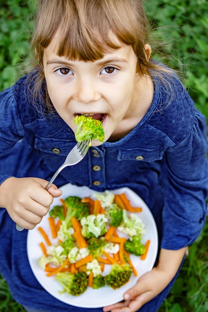 写真 食べ物を食べている男の子の肖像画