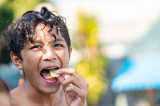 写真 食べ物を食べている男の子の肖像画