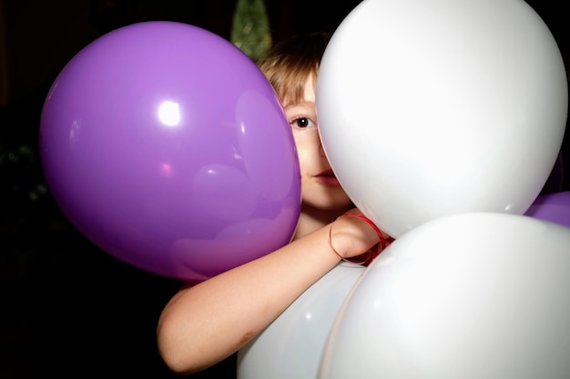 写真 バルーンを握っている男の子の肖像画