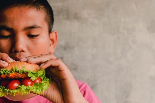 写真 アイスクリームを握っている男の子の肖像画