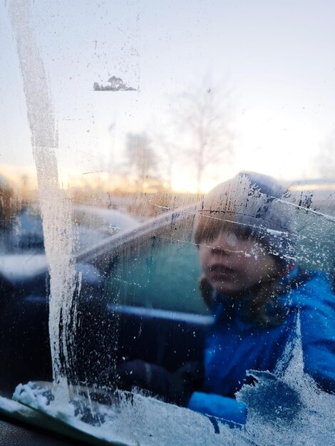 写真 車の窓から眺める少年の肖像画