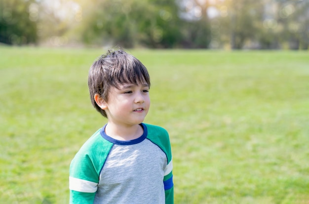 写真 草原にある少年の肖像画