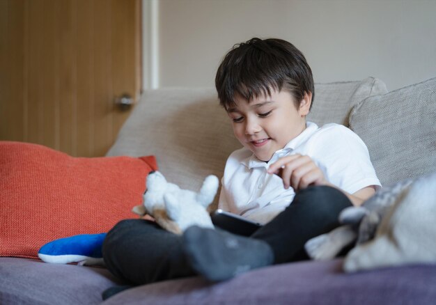 写真 家で娘と遊んでいる男の子の肖像画