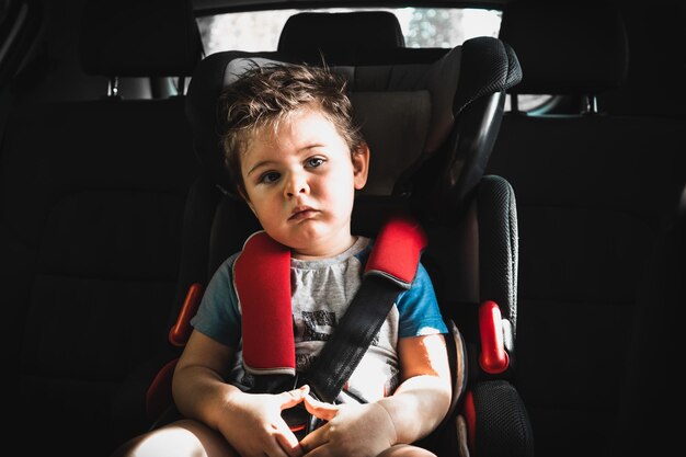 写真 車に座っている男の子の肖像画