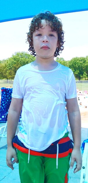 Фото Портрет мальчика, стоящего у бассейна