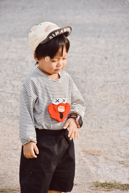 写真 通りに立っている少年の肖像画