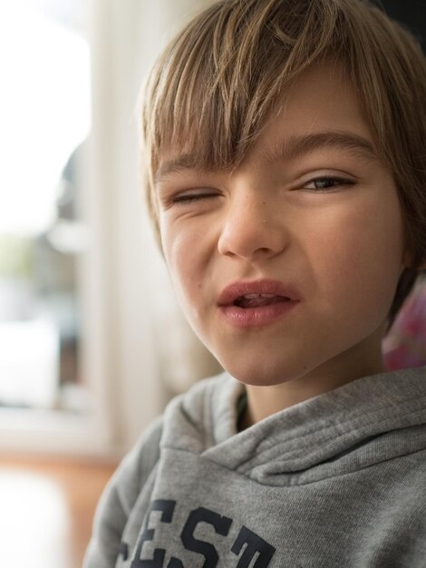 写真 カメラに向かってうなずく少年の肖像画