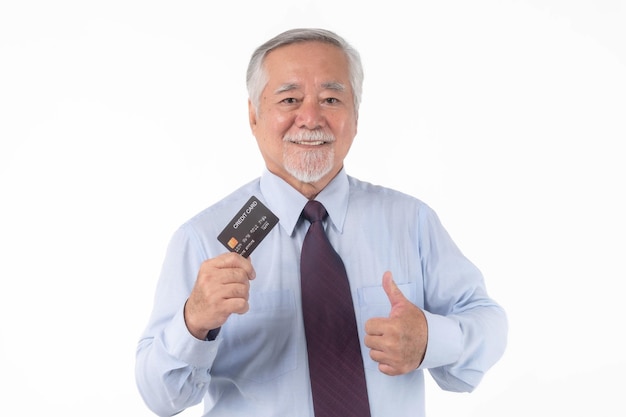 写真 ビジネスマンの肖像画 シニアマネジメント アジアのシニア男性 老人が支払いのクレジットカードを示す オンラインショッピング クレジットカードで支払う オンライン電子商取引 テレマーケティングコンセプト