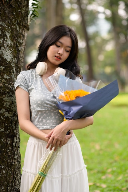 사진 공원에서 매력적인 아시아 여성의 초상화