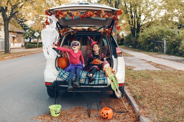 写真 車にいる子供たちの肖像画