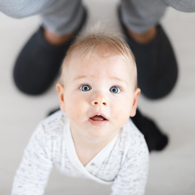 写真 家にいる可愛い赤ちゃんの肖像画