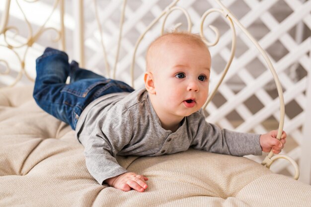 写真 ベッドに横たわっている可愛い赤ちゃんの肖像画