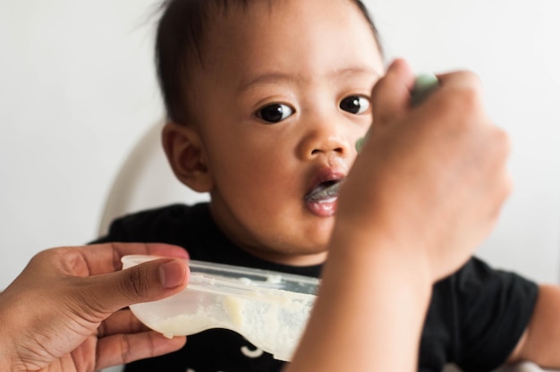 写真 食べ物を食べている可愛い男の子の肖像画