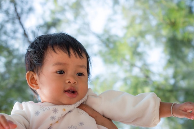 写真 外を見回す可愛い男の子の肖像画