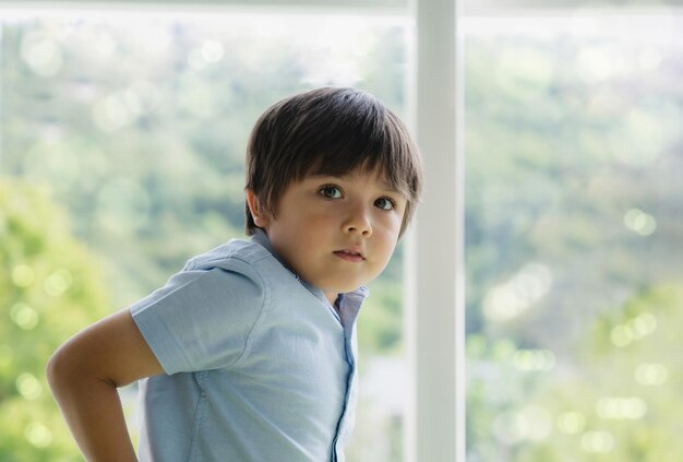 写真 可愛い男の子の肖像画