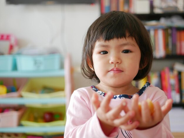 写真 家にいる可愛い女の子の肖像画