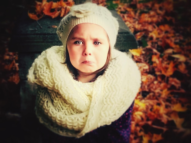 Фото Портрет милой девушки в теплой одежде осенью