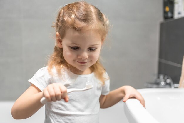 写真 家でおもちゃで遊んでいる可愛い女の子の肖像画