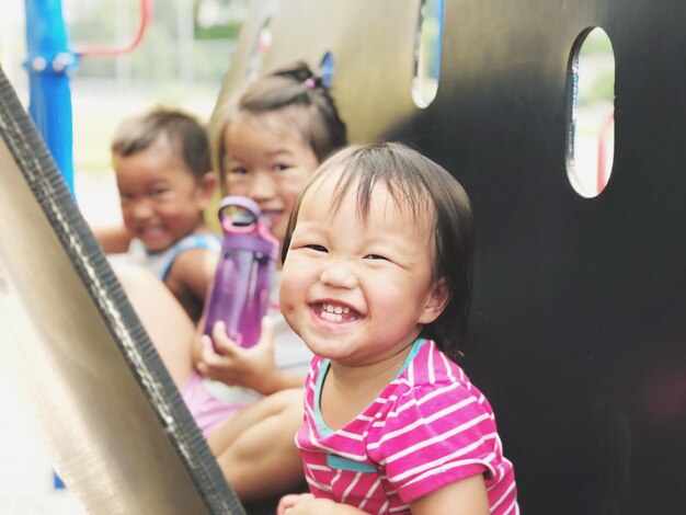 写真 可愛い女の子と笑顔の男の子の肖像画